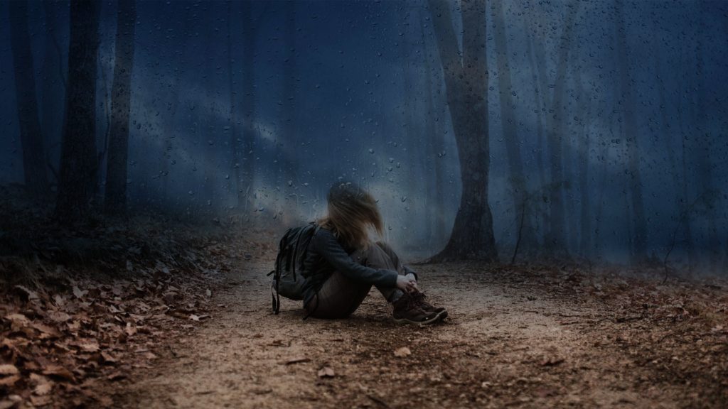 dívka s batohem v temném lese - ilustrace sociální fóbie